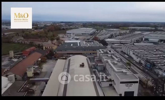 Capannone in commerciale in Viale dell'Industria