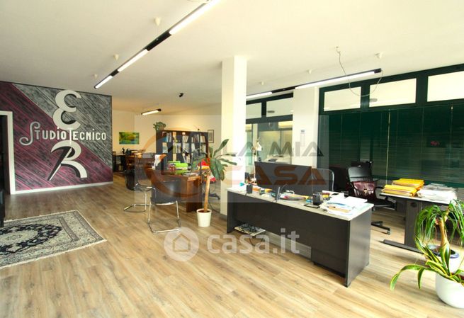 Ufficio in commerciale in 