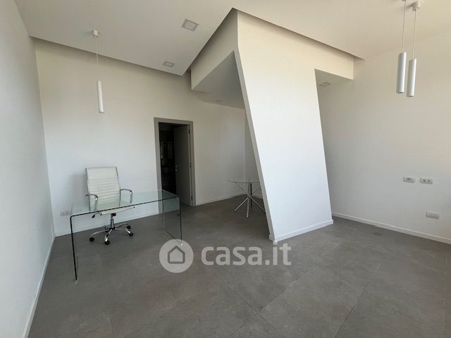 Ufficio in commerciale in Viale Fratelli Cairoli