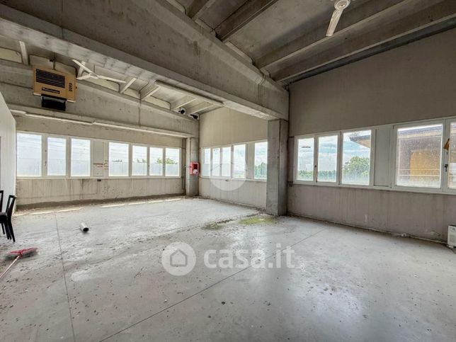 Capannone in commerciale in Via Cappuccini 1