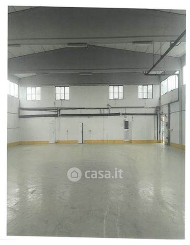 Capannone in commerciale in 