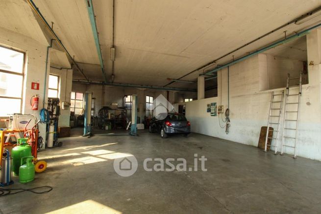 Capannone in commerciale in Via Bergamo 17