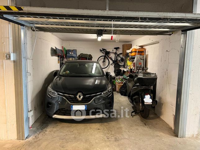 Garage/posto auto in residenziale in Via della Maremma