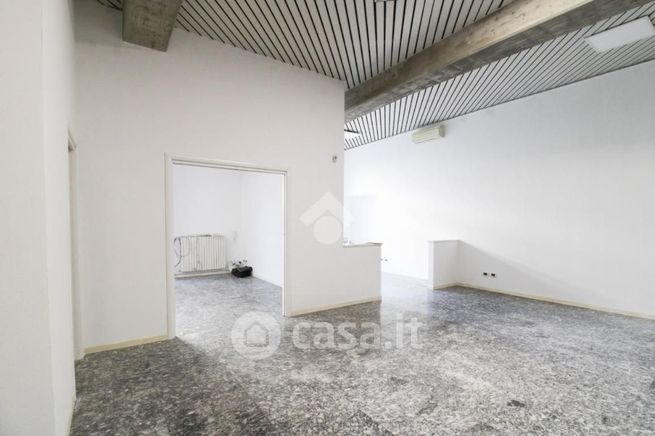 Ufficio in commerciale in Via Baldassarre Asmondi 1