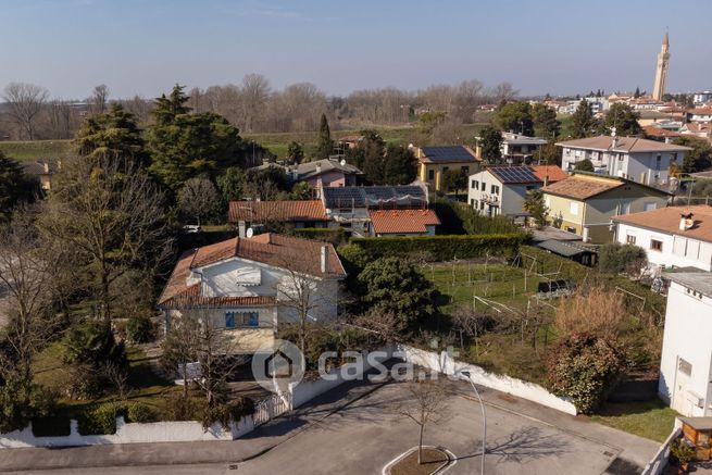 Villa in residenziale in Via Eugenio Montale 3