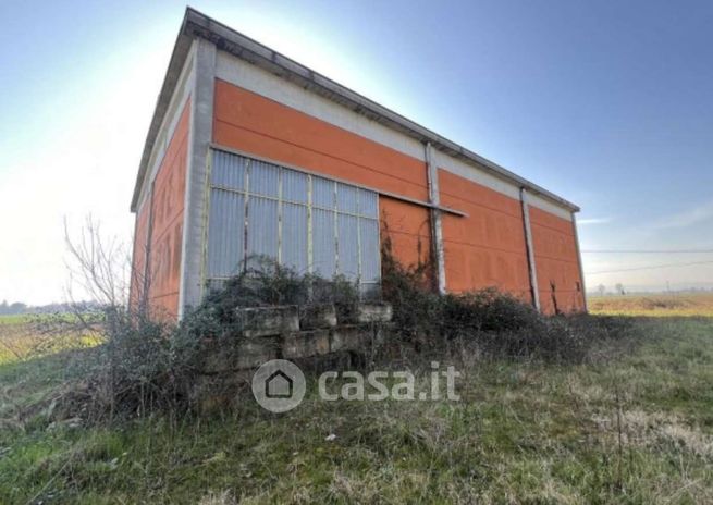 Capannone in commerciale in Via Banzi Cento