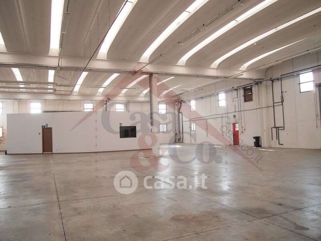 Capannone in commerciale in Via Bulgaria