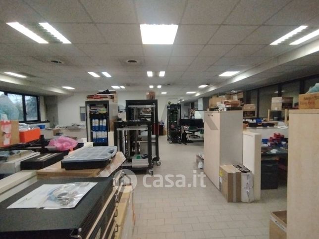 Ufficio in commerciale in Via Volturno