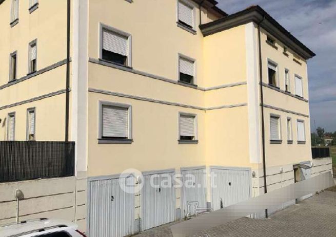 Box/posto auto in residenziale in Via Emore Tirelli