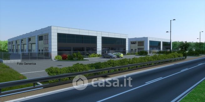 Capannone in commerciale in 