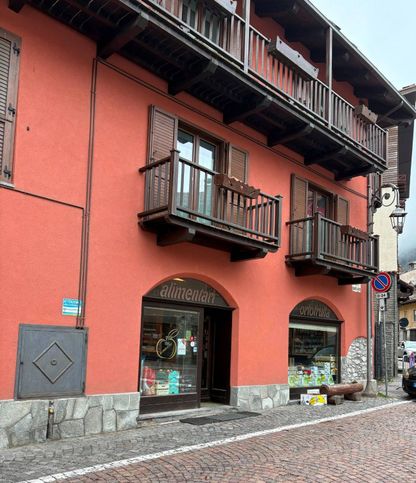 Attivitã /licenza (con o senza mura) in commerciale in Piazza Dorato Guido 4