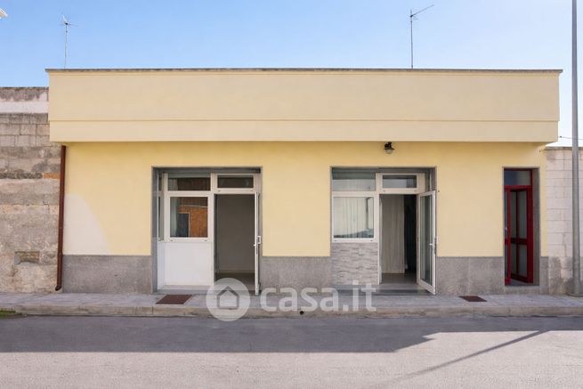 Negozio/locale commerciale in commerciale in Via Quarto 2 /A