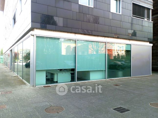 Negozio/locale commerciale in commerciale in Piazza Giancarlo Rastelli