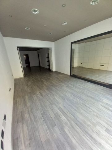Ufficio in commerciale in Via Emilia 191