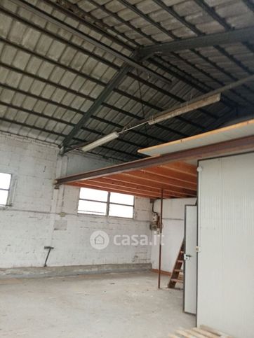 Capannone in commerciale in 