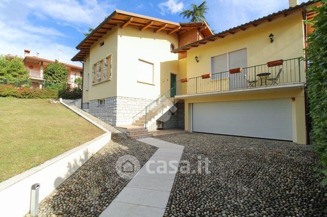 Villa in residenziale in Via degli Alpini