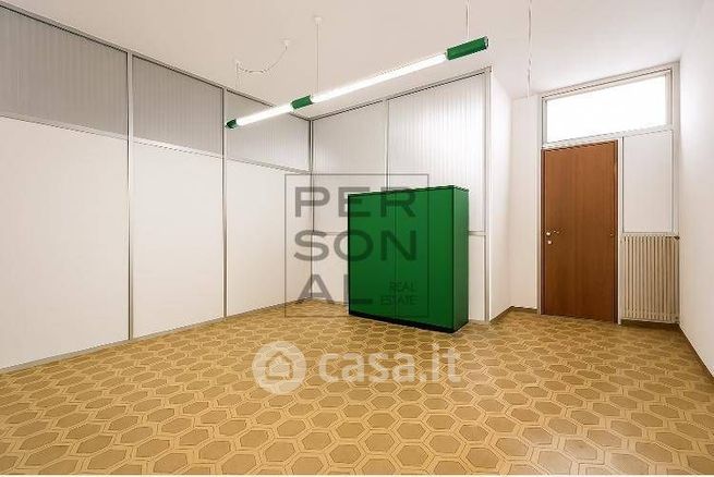 Ufficio in commerciale in 