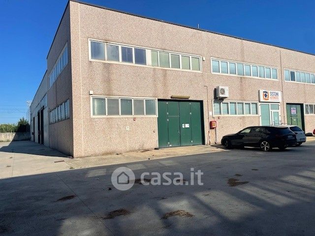 Capannone in commerciale in Via del Consorzio