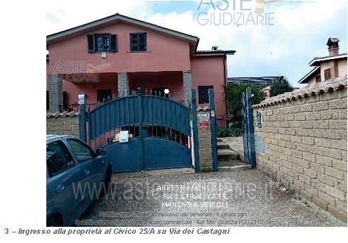 Villetta a schiera in residenziale in Via dei Castagni 25