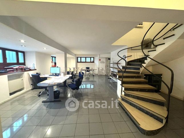 Ufficio in commerciale in 