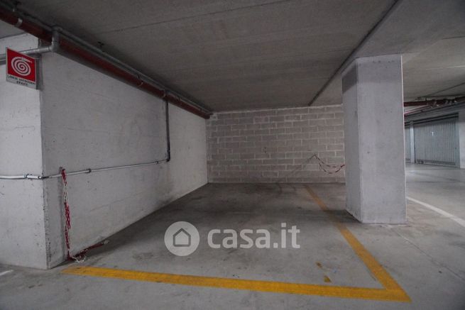 Garage/posto auto in residenziale in Via Volturno 0 .