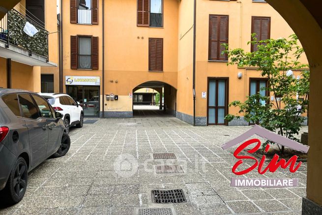 Negozio/locale commerciale in commerciale in Viale D. Alighieri 55