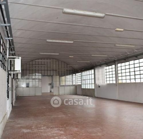 Capannone in commerciale in 