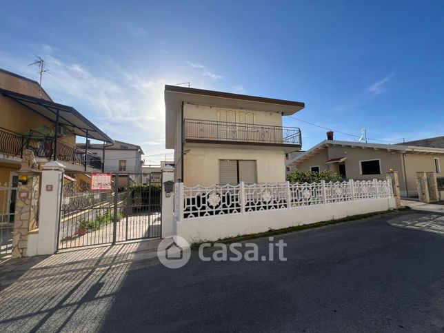 Casa indipendente in residenziale in Via Lipari 8