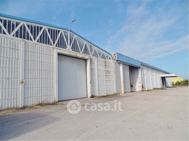 Capannone in commerciale in Via Armando Vona 3