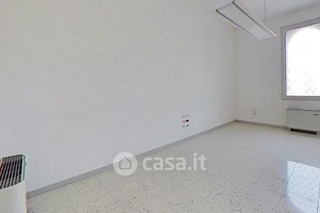 Ufficio in commerciale in Via Piave 180