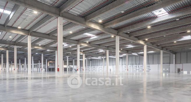Capannone in commerciale in Via delle Industrie 8 A