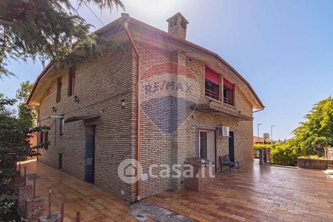 Villa in residenziale in Via Teocrito 27