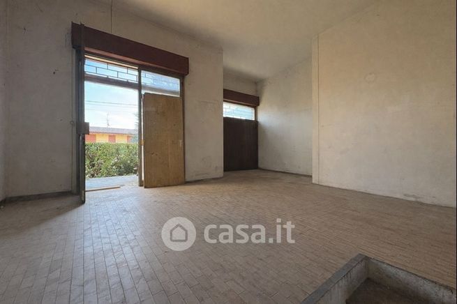 Negozio/locale commerciale in commerciale in Via dei Cedri