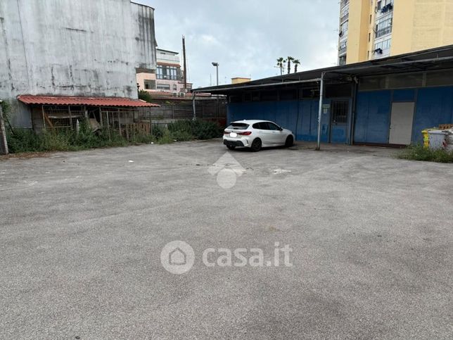 Capannone in commerciale in Via Roberto Rossellini 2
