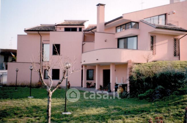 Villa in residenziale in 