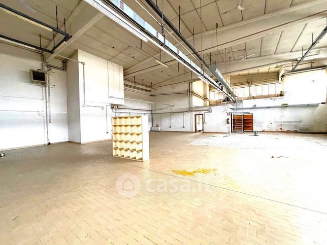 Capannone in commerciale in Via Cattani