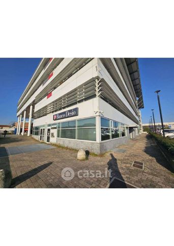 Ufficio in commerciale in Via Alessandro Volta 100