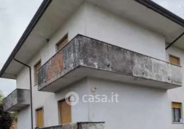 Casa bi/trifamiliare in residenziale in Via la Palazzina