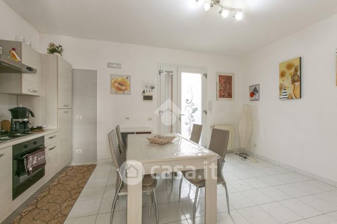 Appartamento in residenziale in Via dei Pini 10 10