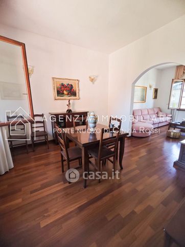 Casa indipendente in residenziale in 