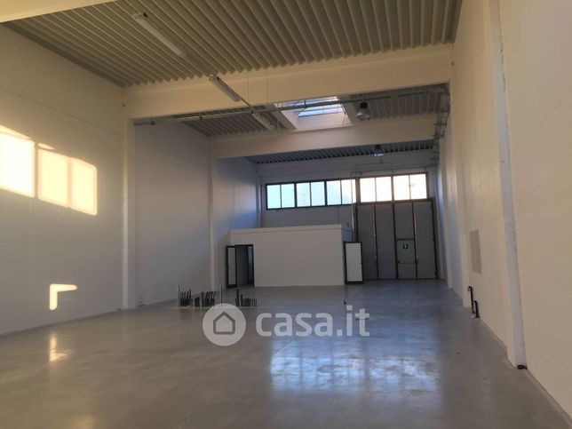 Capannone in commerciale in 