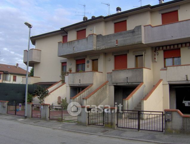 Casa bi/trifamiliare in residenziale in Via Aldo Moro