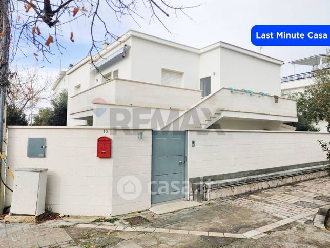 Villa in residenziale in Viale delle Palme 10