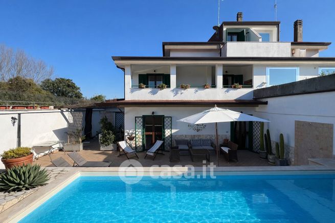 Casa indipendente in residenziale in Viale I Gelsi