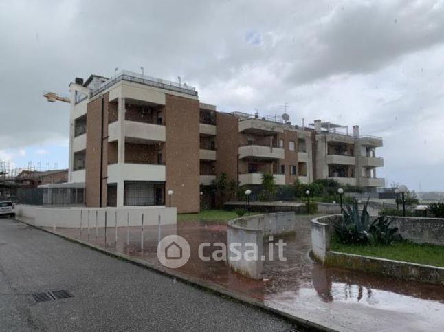 Box/posto auto in residenziale in Via Val di Contra 9