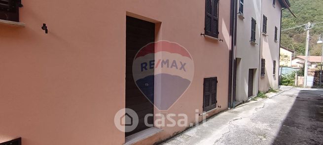 Casa bi/trifamiliare in residenziale in Frazione 110