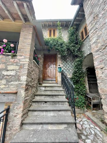 Casa bi/trifamiliare in residenziale in Strada di Poggio Lavarino 5