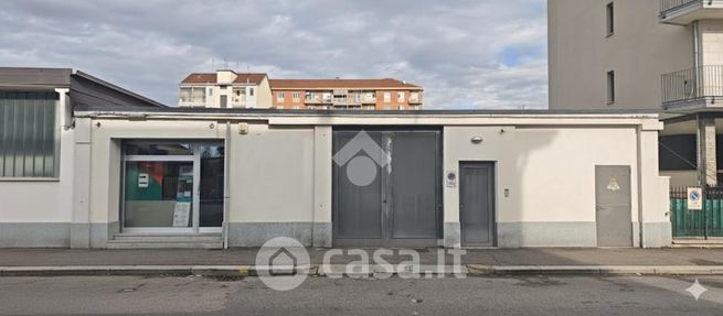 Capannone in commerciale in Via Camillo Riccio 72