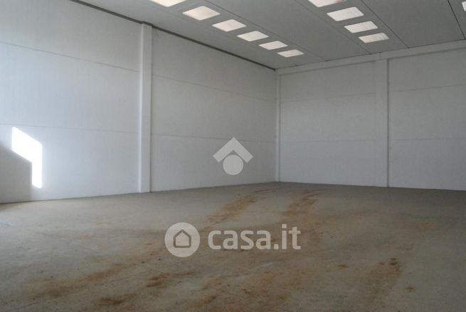 Capannone in commerciale in Via A. Locatelli 64
