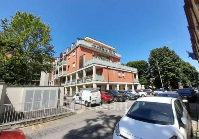 Box/posto auto in residenziale in Via E. Sacchetti 12